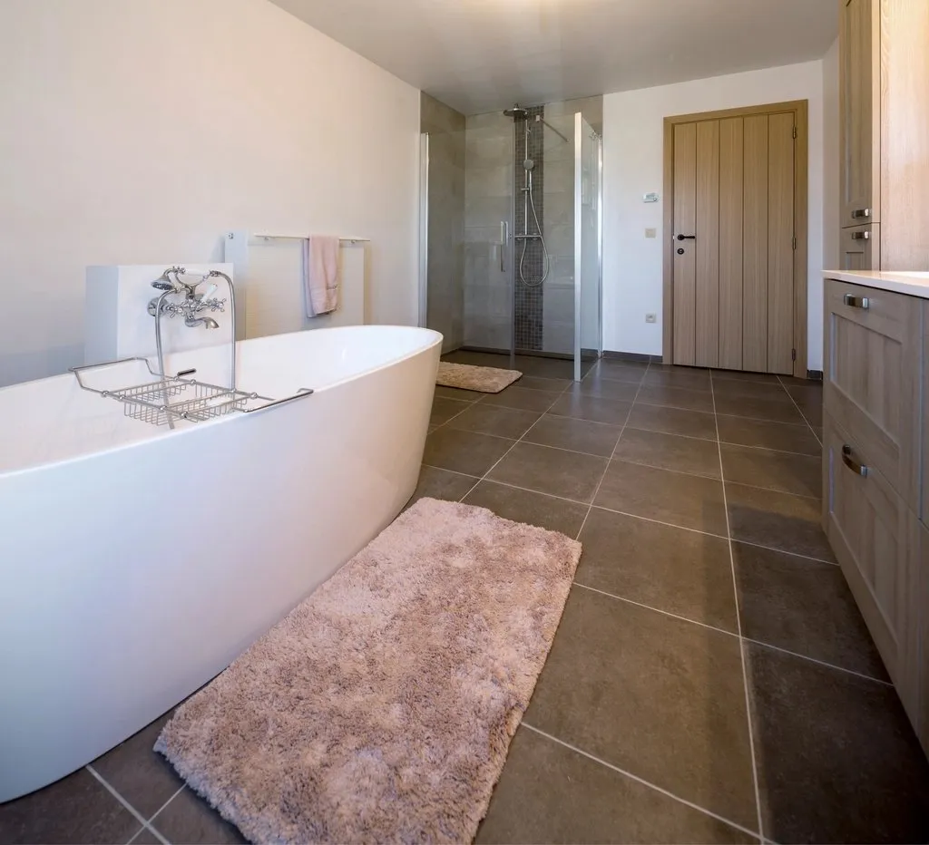 Baño reformado con bañera exenta y suelo de gres